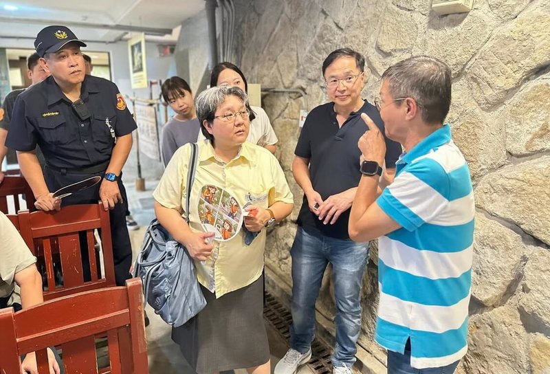 新北市府瑞芳警分局13日表示,日台交流協會領事室室長國金榮江(前右3穿黃衣服者),12日下午拜訪警分局與九份觀光區,針對外籍旅客安全及觀光治安議題展開交流,九份商圈發展協會執行長許仲琛(前右)向她說明。(警方提供)中央社記者黃旭昇新北傳真 114年9月13日
