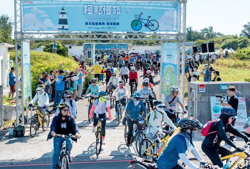北海岸及觀音山國家風景區管理處13日舉辦「2025極北點富貴角燈塔騎跡」單車慢旅活動，近300名車友共襄盛舉，以單車騎行北海岸22公里，創造慢旅回憶。（北海岸及觀音山國家風景區管理處提供）中央社記者黃旭昇新北市傳真　114年9月13日