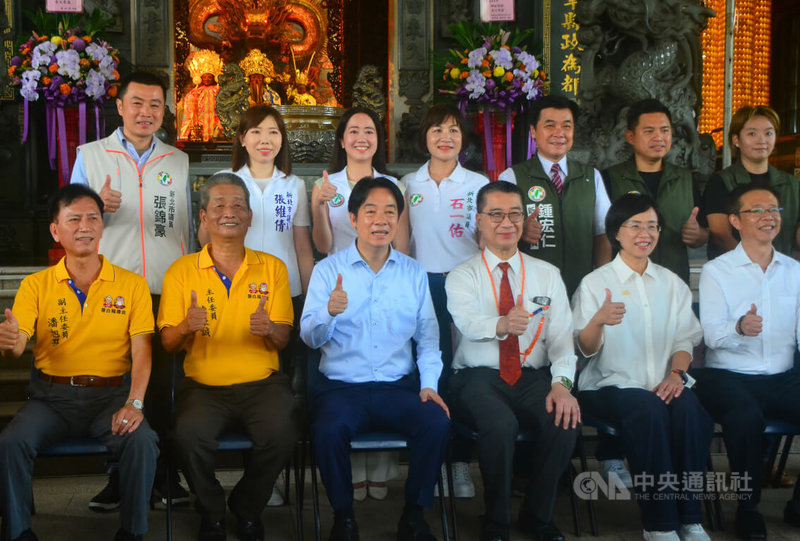 身兼民進黨主席的總統賴清德(前左3)13日下午在黨秘書長徐國勇(前右3)等人陪同下,到新北板橋深丘福德宮參拜祈福,並於廟前和民進黨新北黨公職人員等合影留念。中央社記者黃旭昇新北市攝 114年9月13日