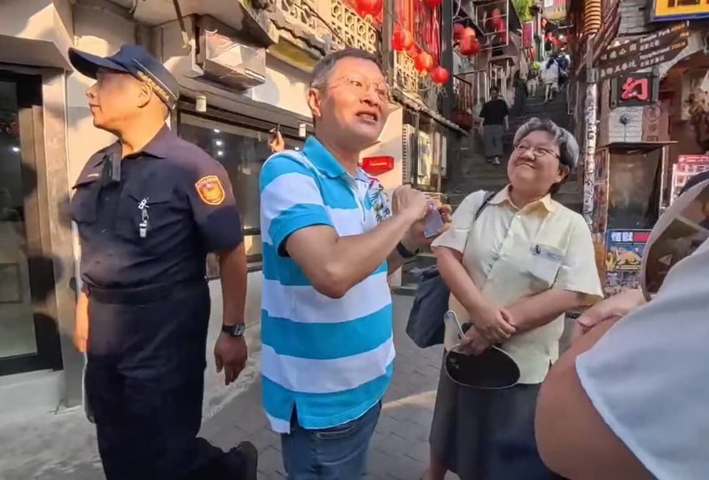 新北市府瑞芳警分局13日表示,日台交流協會領事室室長國金榮江(前右),12日下午實地走訪九份老街,針對外籍旅客安全及觀光治安議題,與九份商圈發展協會執行長許仲琛(前中)交流。(警方提供)中央社記者黃旭昇新北傳真 114年9月13日