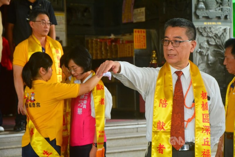 民進黨秘書長徐國勇(前右)13日下午陪同身兼黨主席的總統賴清德到新北市板橋深丘福德宮參香祈福。中央社記者黃旭昇新北市攝 114年9月13日