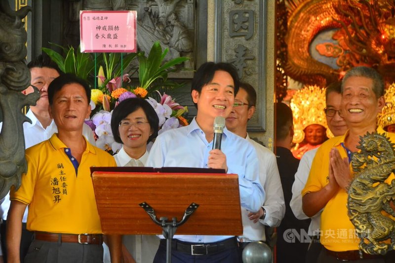 身兼民進黨主席的總統賴清德（前中）13日下午赴新北板橋深丘福德宮參拜祈福，並於廟前發表談話，指出政府積極透過教育補助、租金支持及相關青年政策，盼助年輕人逐夢無後顧之憂。中央社記者黃旭昇新北市攝  114年9月13日