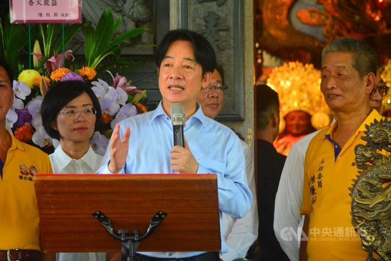 總統賴清德(前)13日到新北板橋深丘福德宮參鄉祈福,致詞時表示,今天感覺土地公、土地婆的笑容比上次參拜時更燦爛,除祈求國泰民安、風調雨順,也盼信眾賺大錢。中央社記者黃旭昇新北市攝 114年9月13日