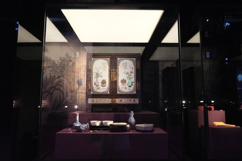 國立故宮博物院「故宮文物百選及其故事」特展12日在捷克國家博物館開展,現場展出「皇帝的玩具箱」多寶格「紫檀嵌瓷博古圖櫃」,與歐洲皇室的藝術珍奇相互呼應。(故宮提供)中央社記者趙靜瑜傳真 114年9月13日