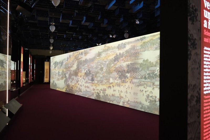 國立故宮博物院「故宮文物百選及其故事」特展12日在捷克國家博物館開展,現場展出國寶「清明上河圖」之外,也以數位展現「古畫動漫-清明上河圖」數位投影,讓歐洲觀眾身歷其境,盡覽畫中市井百工與城市繁華。(故宮提供)中央社記者趙靜瑜傳真 114年9月13日