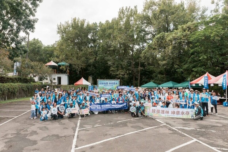 林業及自然保育署台中分署13日與矽品精密工業公司合作,在東勢林場遊樂區內,號召大小志工共同移除小花蔓澤蘭,獲得的收購金全數捐贈偏鄉小學作為課輔基金(矽品公司提供)中央社記者蘇木春傳真 114年9月13日