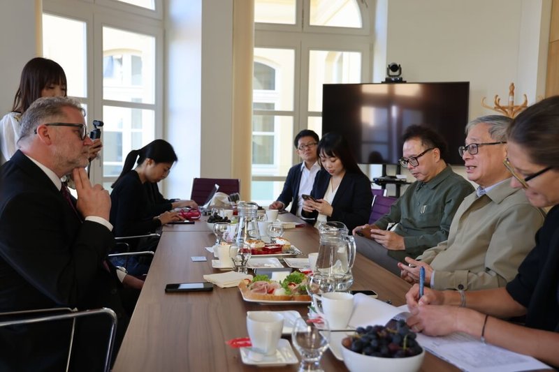 文化部長李遠(右2)參訪捷克國家文學館,與館長史戴力克(Michal Stehlík)(左1)就國立層級文學館國際合作等面向進行交流。(文化部提供) 中央社記者趙靜瑜傳真 114年9月13日