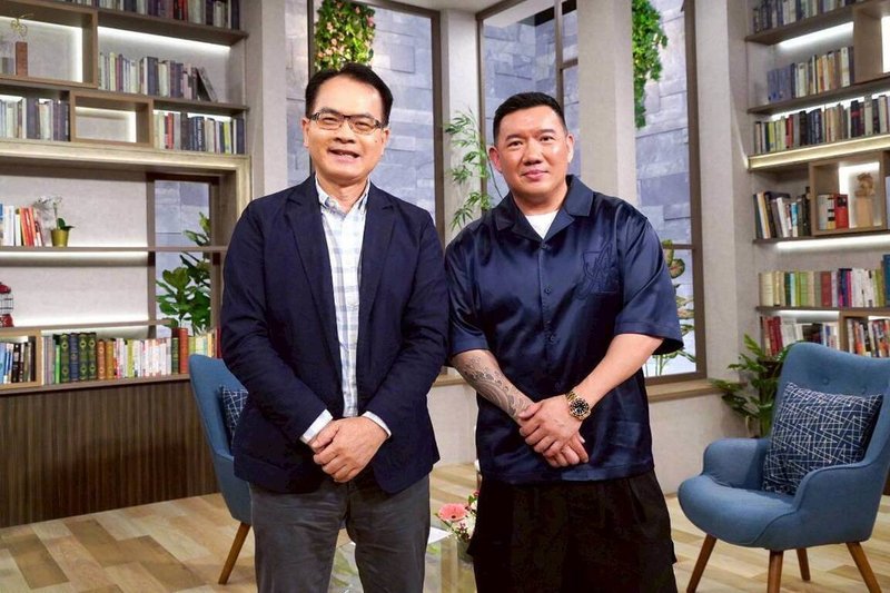 演員杜汶澤（右）受邀錄製媒體人鄭弘儀（左）主持節目，擁有台灣身分證的他笑說很喜歡台灣，他並靠著自己努力，從沒對白的小演員一路走到電影主角。（三立提供）中央社記者洪素津傳真  114年9月13日