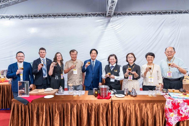 中華文化總會2025年度藝文聯誼茶會13日舉行,兼任聞總會長的總統賴清德(中)出席,在餐點區和與會來賓一同體驗客家冰酸柑茶。(文總提供)中央社記者王寶兒傳真 114年9月13日