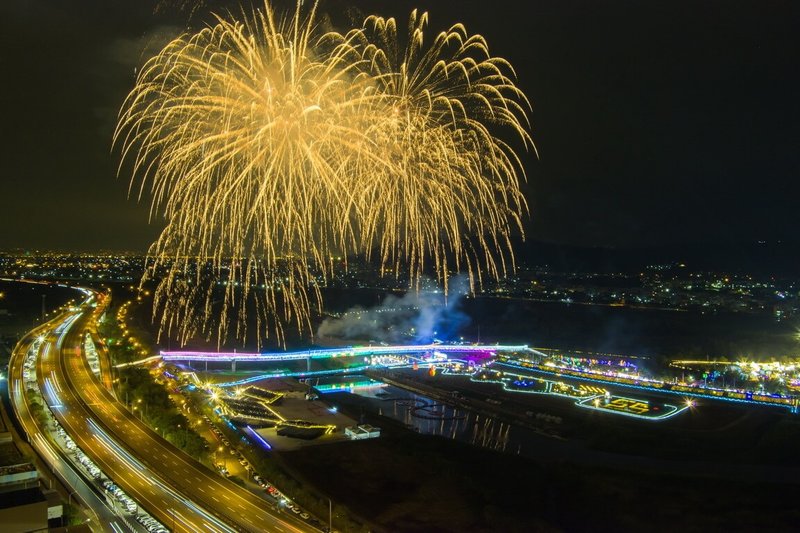 114年國慶焰火將在南投縣會展中心登場,南投縣政府13日指出,今年國慶焰火以南投自然景觀為背景,臨近貓羅溪與情人橋,藉由天際與河岸交織的獨特場域,呈現專屬於南投的國慶印記,16日並將安排約3分鐘的試放。圖為焰火施放模擬示意圖。(南投縣政府提供)中央社記者吳哲豪傳真  114年9月13日