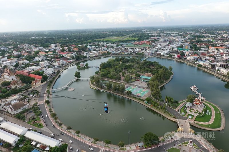 黎逸塔(Roi Et Tower)今年8月啟用的高空溜索,民眾可從34樓以繩索溜向對面的皇太后公園。中央社記者楊堯茹攝 114年9月13日