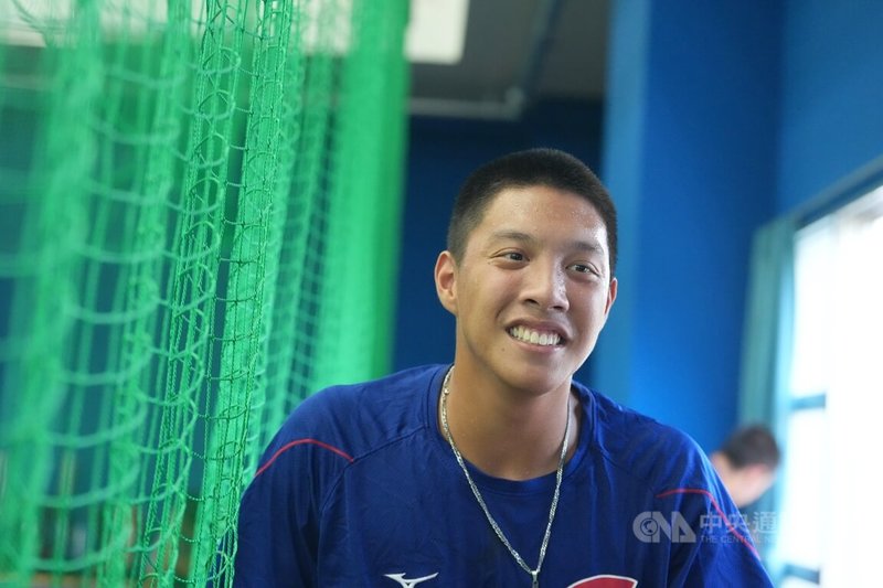 U18世界盃棒球賽賴謙凡展現教練口中「天不怕地不怕」強心臟,12日突破僵局制穩守2局無失分奪勝投;他受訪時表示,看到各國好手對棒球熱情,也盼再精進往旅外目標邁進。中央社記者徐肇昌沖繩攝 114年9月13日