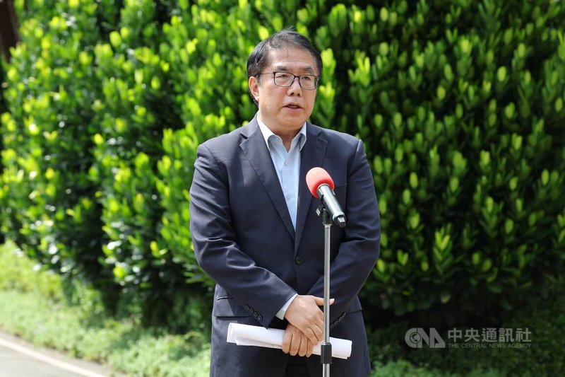 新版財劃法分配爭議未歇,行政院長卓榮泰13日分2批邀請地方政府共商新版財劃法分配爭議,下午台南市長黃偉哲(圖)出席會議前說明財劃法錯誤部分。中央社記者翁睿坤攝 114年9月13日