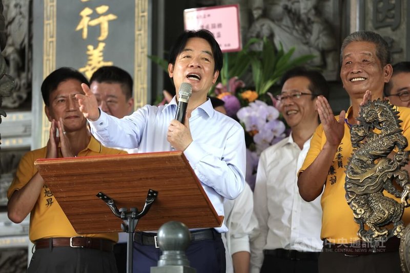 身兼民進黨主席的總統賴清德(中)13日下午赴新北市板橋深丘福德宮參香,在廟埕致詞時談及青年政策,並指出政府的目標就是讓國家更安全,對人民提供更多照顧。中央社記者趙世勳攝 114年9月13日