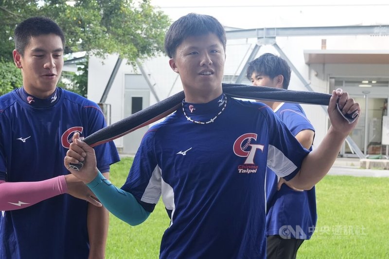 U18世界盃棒球賽台灣隊游擊手許書誠對韓國一戰因守備失誤退場落淚,隊友王奕翔(前)成「心靈導師」,開導超過半小時。中央社記者徐肇昌沖繩攝 114年9月13日