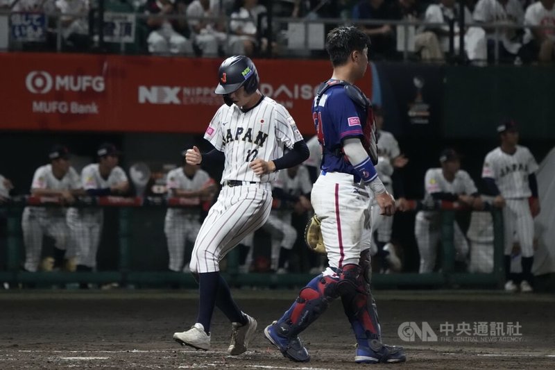 U18世界盃棒球賽台灣隊(藍衣)13日與維持全勝不敗之姿的地主日本隊(白衣)交手,比賽無關晉級。日本隊首局先拿2分,2局下半同樣攻勢頻頻,單局再灌進7分,台灣隊陷入低氣壓。中央社記者徐肇昌沖繩攝 114年9月13日