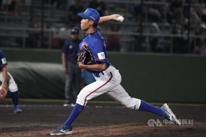 U18世界盃棒球賽台灣隊13日在超級循環賽最後一戰與本屆至今未吞敗績的日本隊交手,5局下,台灣隊換上投手蘇嵐鴻(圖)登板。中央社記者徐肇昌沖繩攝 114年9月13日