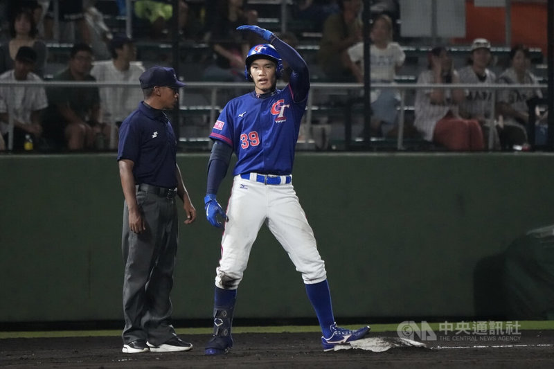 U18世界盃棒球賽台灣隊13日在超級循環賽最後一戰與地主日本隊交手,6局上,台灣打者蔡琞傑(中)敲出三壘安打,上壘後開心慶祝,可惜最終留下殘壘、未能得分。中央社記者徐肇昌沖繩攝 114年9月13日