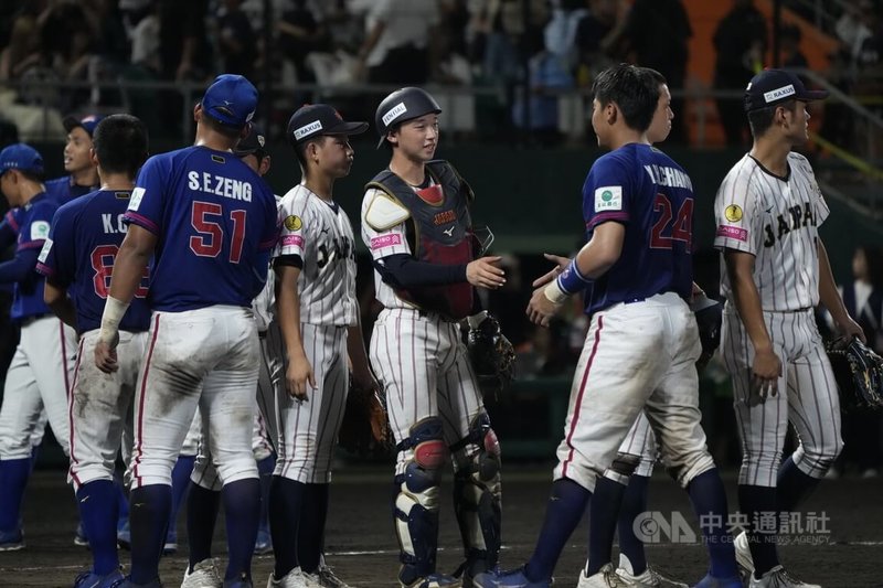 U18世界盃棒球賽超級循環賽複賽最終戰13日由地主日本隊(白衣)與台灣隊(藍衣)交手,勝敗無關晉級,終場日本以9比1大勝台灣,賽後雙方列隊互相致意。中央社記者徐肇昌沖繩攝 114年9月13日