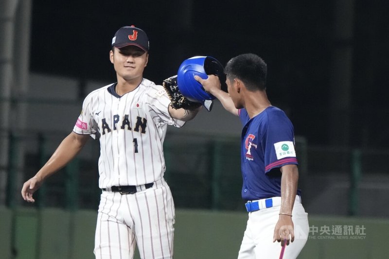 U18世界盃棒球賽台灣隊超級循環賽最終戰13日以1比9不敵日本隊吞敗,賽後台灣選手帕蘇拉.塔基斯利尼安(Pasula Takislinian)(右)與日本選手阿部葉太(左)互相致意。中央社記者徐肇昌沖繩攝 114年9月13日