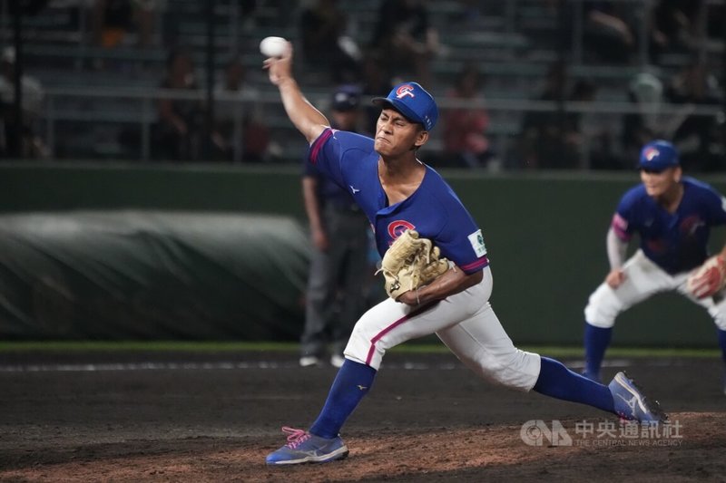 U18世界盃棒球賽台灣隊13日在超級循環賽最終戰面對強敵日本隊，6局時台灣由投打二刀的帕蘇拉．塔基斯利尼安（Pasula Takislinian）（圖）接替登板，投1局送出1次三振、無失分。中央社記者徐肇昌沖繩攝 114年9月13日