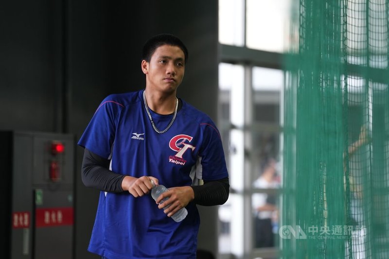 U18世界盃棒球賽台灣隊14日季軍戰將再碰上韓國隊,由王牌左投劉任右(圖)再扛起先發重責,他13日表示,上了場就全力對戰,不會因為害怕沒力就有所保留,看自己能撐到哪,全力以赴、勇於對決。中央社記者徐肇昌沖繩攝 114年9月13日