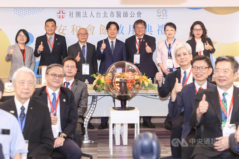 總統賴清德(後右4)13日出席台北市醫師公會新會館啟用典禮暨80週年慶公益藝術展,會中與前衛福部長邱泰源(後右3)、台北市醫師公會理事長洪德仁(後左3)等人一同合影。中央社記者鄭清元攝 114年9月13日
