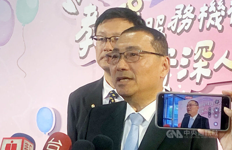 新北市長侯友宜(前)13日表揚績優教保人員典禮前,接受聯訪,提出中央與地方對財劃法交流會議的看法,認為樂見溝通檢討,地方並將回應中央希望合作項目,攜手往前。中央社記者黃旭昇新北攝 114年9月13日