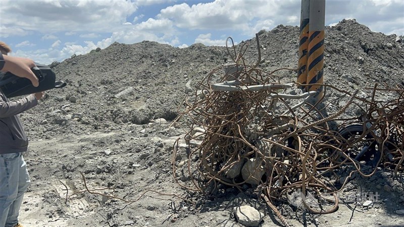 高雄市美濃區農地遭不法盜採土石及回填廢棄物，現場有多處可看出回填物為營造等廢棄物。（中央社檔案照片）
