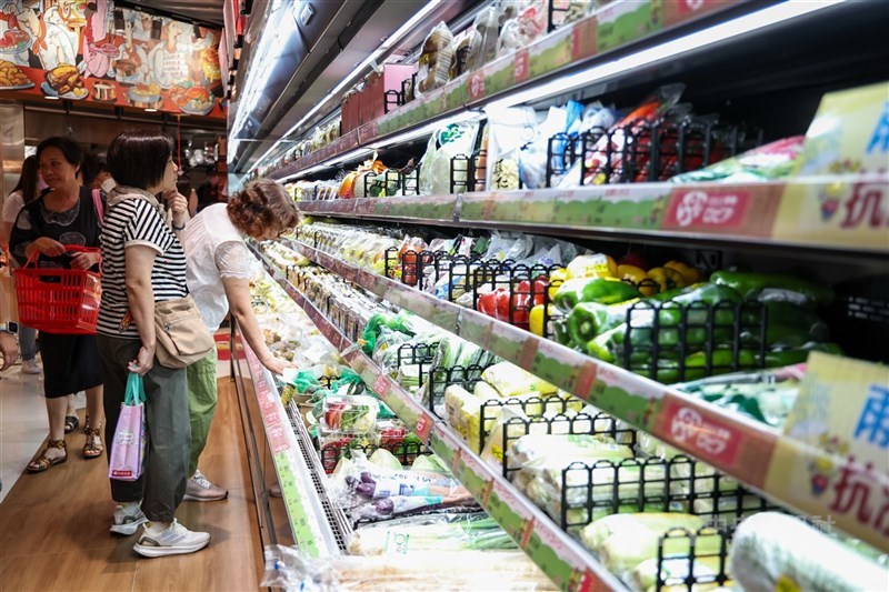 最低工資審議會9月下旬召開，學者認為，最低工資法立法宗旨就是確保勞工合理最低工資，消費者物價指數仍應考量。圖為民眾在台北市南港區超市挑選蔬菜。（中央社檔案照片）