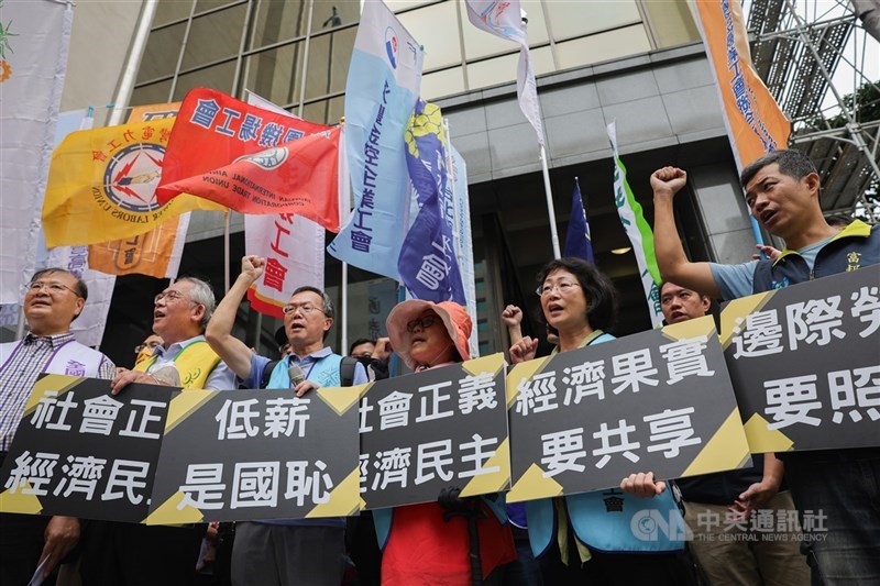 現行最低工資為月薪新台幣2萬8590元、時薪190元，勞動部將於26日召開最低工資審議會；圖為2023年勞工團體於當年審議會前舉牌、呼口號籲調升最低工資。（中央社檔案照片）