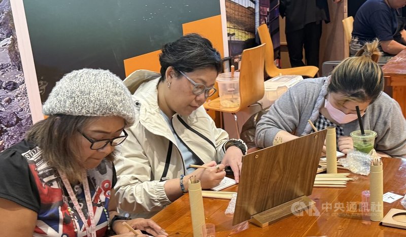 泰國民眾在12至14日於曼谷舉辦的台灣旅展體驗花磚DIY活動。中央社記者李宗憲曼谷攝 114年9月13日