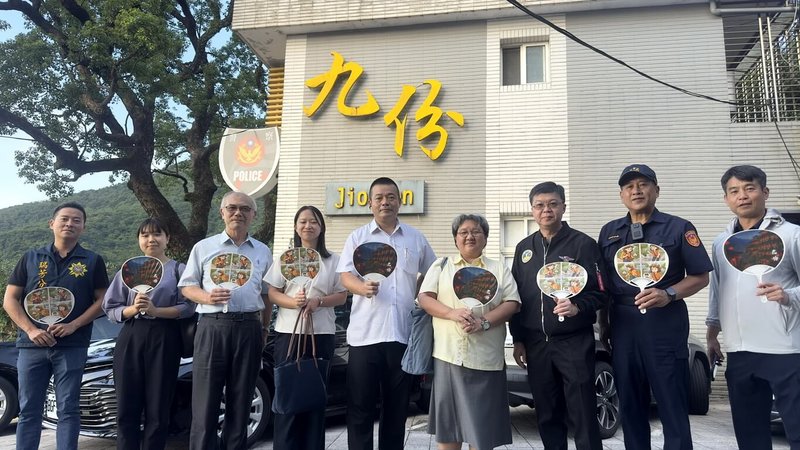 新北市府瑞芳警分局13日表示,日台交流協會領事室室長國金榮江(右4),12日下午實地走訪九份老街,討論旅客安全議題,並與警方、九份商圈發展協會合影。(警方提供)中央社記者黃旭昇新北傳真 114年9月13日