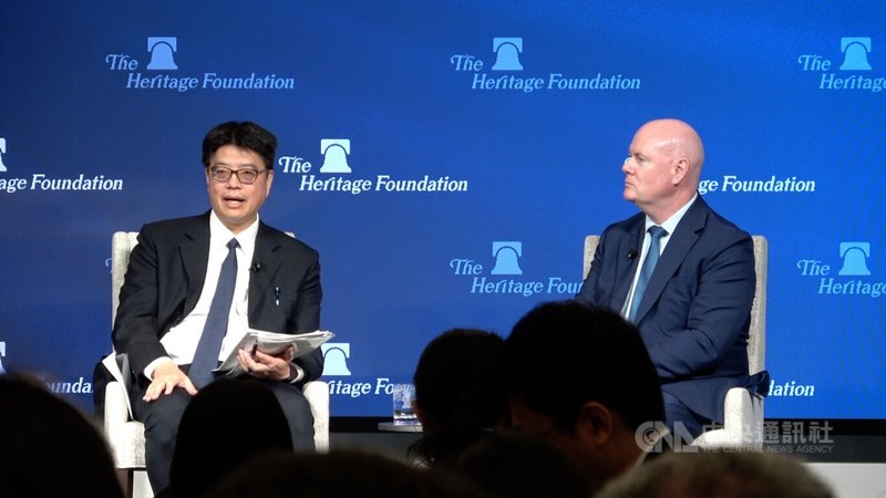 陸委會主委邱垂正（左）12日在華府智庫傳統基金會發表演說，被問及是否擔憂川習會可能達成涉台協議時表示，台灣正面看待美中進行溝通對話，相信這有助區域和平穩定。中央社記者侯姿瑩華盛頓攝  114年9月13日