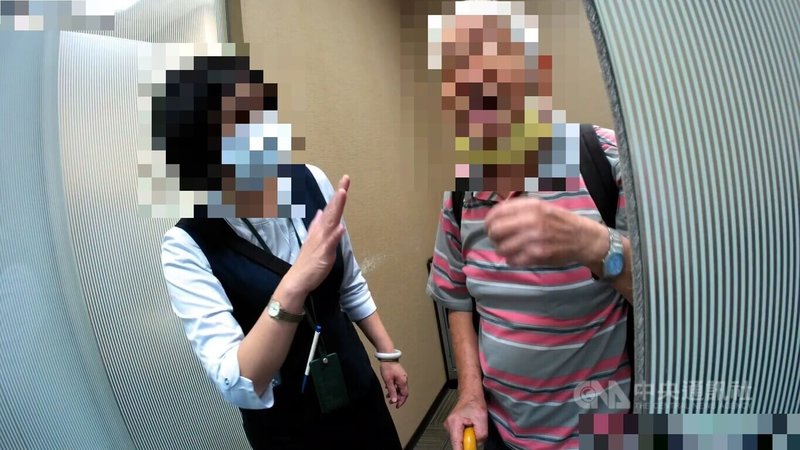 台中王姓男子(右)欲出售名下靈骨塔位,日前收到買家傳訊息稱願以高價買下,但須先提供提款卡,他到銀行要申辦時,行員發現有異報案,經員警到場與行員共同拆解詐騙手法,成功阻詐。(翻攝照片)中央社記者蘇木春傳真 114年9月13日