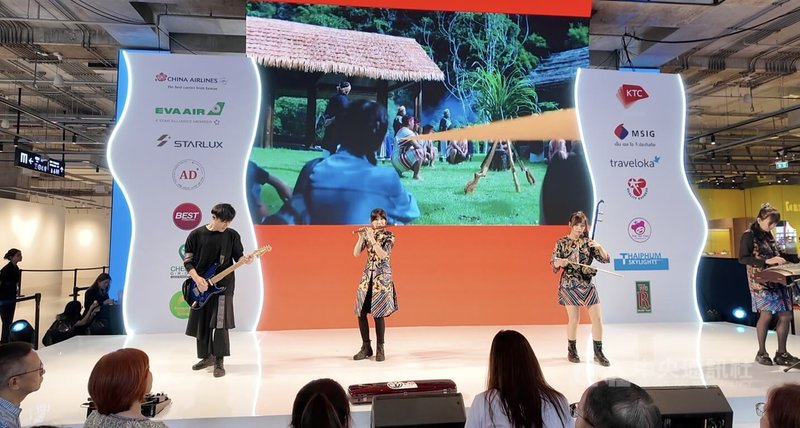 觀光署在曼谷舉行的台灣旅展邀請樂團表演，吸引購物民眾駐足觀賞。中央社記者李宗憲曼谷攝　114年9月13日