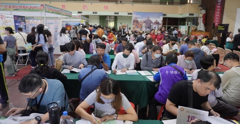 台南市政府2025年第3場大型就業博覽會「台南好生活.台南呷頭路」13日在慈幼工商登場,現場釋出超過4000個職缺。南市府表示,初步媒合率達5成2。(台南市政府提供)中央社記者張榮祥台南傳真 114年9月13日