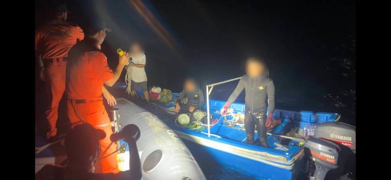 海巡署東南沙分署13日下午指出，東沙指揮部12日晚間再偵獲中國漁船「粵惠來漁04887」在東沙島東方11.6浬違法越界，隨即調派2艇前往查緝，查扣漁船小舟並驅離漁船。（海巡署東南沙分署提供）中央社記者洪學廣傳真  114年9月13日