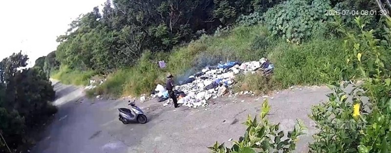 趙姓男子日前在台中大肚區護岸路旁,棄置大量廢棄物並點火焚燒,經中市環保局透過AI儀器偵測空氣品質異常,警方調閱周邊監視器後,循線鎖定並通知他到案法辦。(翻攝照片)中央社記者蘇木春傳真 114年9月13日
