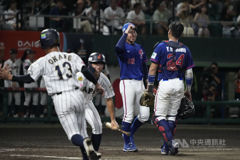 U18世界盃棒球賽台灣隊13日在超級循環賽最後一戰與地主日本隊交手,台灣先發投手張乙安(右2)僅投1.1局退場,失6分含4責失;2局換投仍未能穩守,單局失7分形成大比數落後。中央社記者徐肇昌沖繩攝 114年9月13日