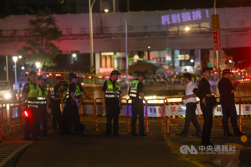 台北市公館圓環及填平公車地下道工程13日凌晨0時起動工,首階段將進行人行及車行地下道分層封填作業,警方於12日深夜協助擺放多組拒馬,正式封閉地下道。中央社記者王騰毅攝 114年9月12日