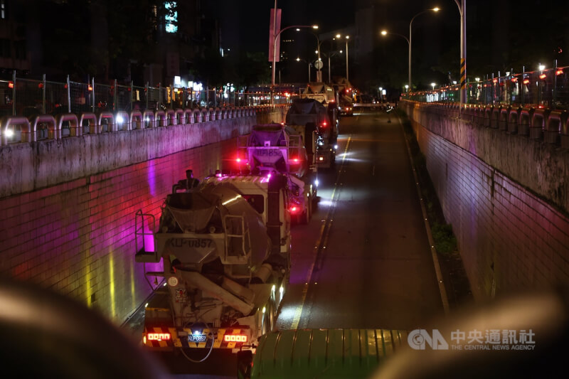 台北市羅斯福路與基隆路口交通安全改善工程13日凌晨正式動工,第一階段將先封填人行及車行地下道,多輛混凝土預拌車深夜在地下道出入口處待命作業。中央社記者王騰毅攝 114年9月13日