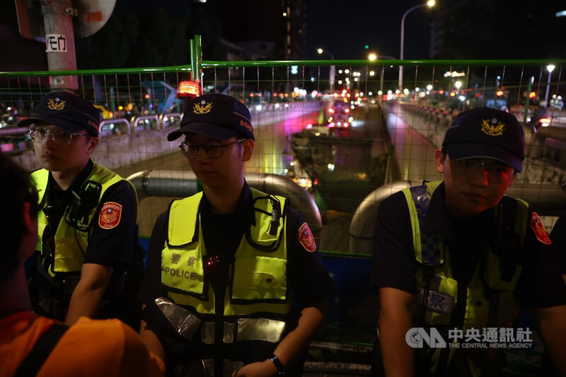 台北市羅斯福路與基隆路口交通安全改善工程13日凌晨動工,第一階段人行及車行地下道封填工程展開,由於民團至12日深夜仍未完全散去,周邊警力持續待命維安。中央社記者王騰毅攝  114年9月13日