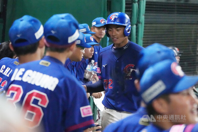 U18世界盃棒球賽台灣隊13日在超級循環賽最後一戰與地主日本交手,5局上,台灣隊打者曾聖恩滿壘時獲保送,許書誠(中)回到本壘、拿下此戰台灣隊第一分。中央社記者徐肇昌沖繩攝 114年9月13日