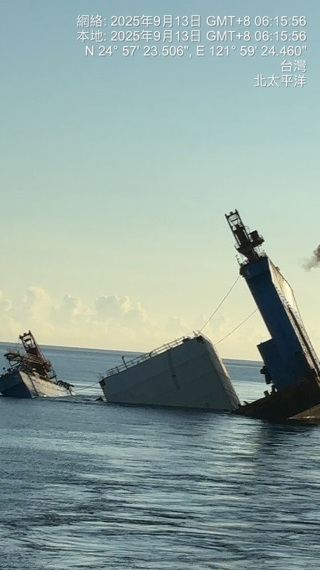宜蘭縣政府斥資進行「大溪漁港東防波堤延長工程」，原定13日進行第2座沉箱定位，未料載運沉箱的浮台船疑因破損進水，最終沉沒頭城外海。（宜蘭縣政府提供）中央社記者沈如峰宜蘭縣傳真　114年9月13日