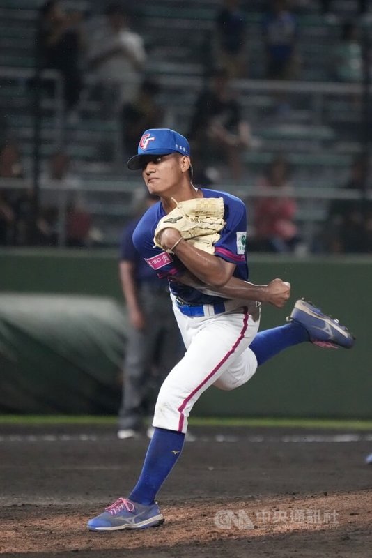 U18世界盃棒球賽台灣隊陣中有不少二刀好手，13日超級循環賽最終戰與日本交手無關晉級，由二刀張乙安先發，林珺希也有中繼登板，帕蘇拉．塔基斯利尼安（圖）則後援投1局，讓日本打者3上3下，有1次三振，最快球速約142公里。中央社記者徐肇昌沖繩攝　114年9月13日
