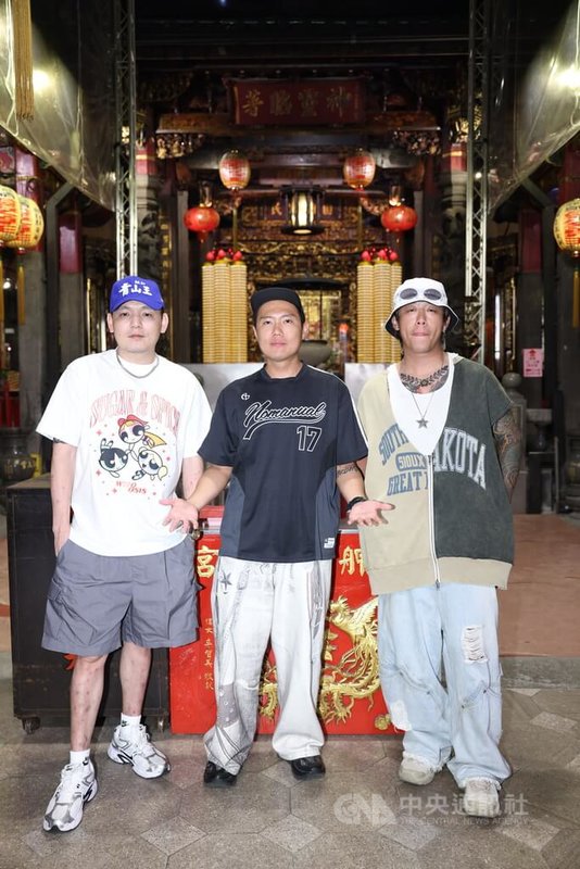 樂團玖壹壹（圖）11月將在台中舉辦「玖壹壹南北貳路音樂節2025」，為宣傳音樂祭，玖壹壹特別展開「玖壹壹南北貳路MOVING STAGE快閃大海巡」，13日前進艋舺青山宮以街頭演出方式重溫初心。中央社記者洪素津攝　114年9月13日