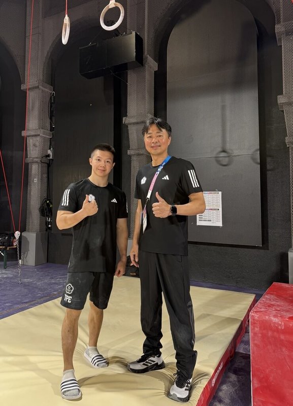 在法國舉行的2025巴黎體操世界盃挑戰賽，台灣男子吊環好手林冠儀（左）13日在資格賽以排名第3晉級決賽，教練鄭焜杰（右）滿意愛徒展現出穩定度。（鄭焜杰提供）中央社記者黎建忠傳真　114年9月13日