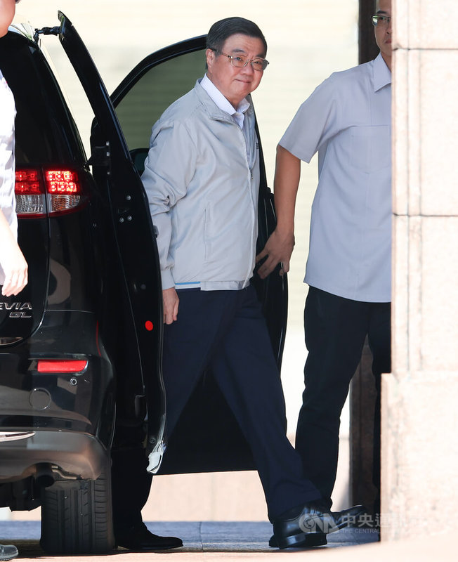行政院長卓榮泰13日分2批邀地方政府討論財政收支劃分法議題,卓榮泰(中)上午搭車抵達行政院。中央社記者謝佳璋攝 114年9月13日