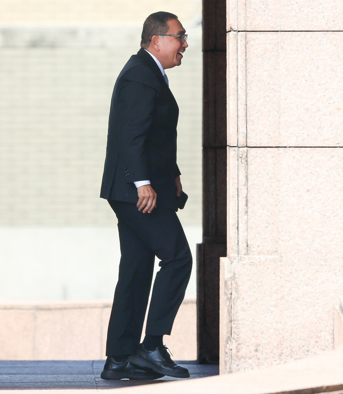 新版財劃法分配爭議未歇,行政院長卓榮泰13日分2批邀請地方政府共商財劃法議題,新北市長侯友宜(圖)上午搭車抵達,準備進入行政院。中央社記者謝佳璋攝 114年9月13日